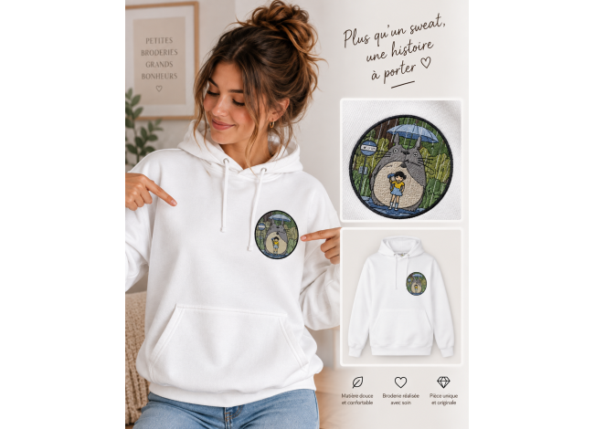 Sweat femme broderie medaillon totoro sous la pluie