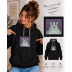 sweat premium femme brodé totoro en carré avec sa feuille